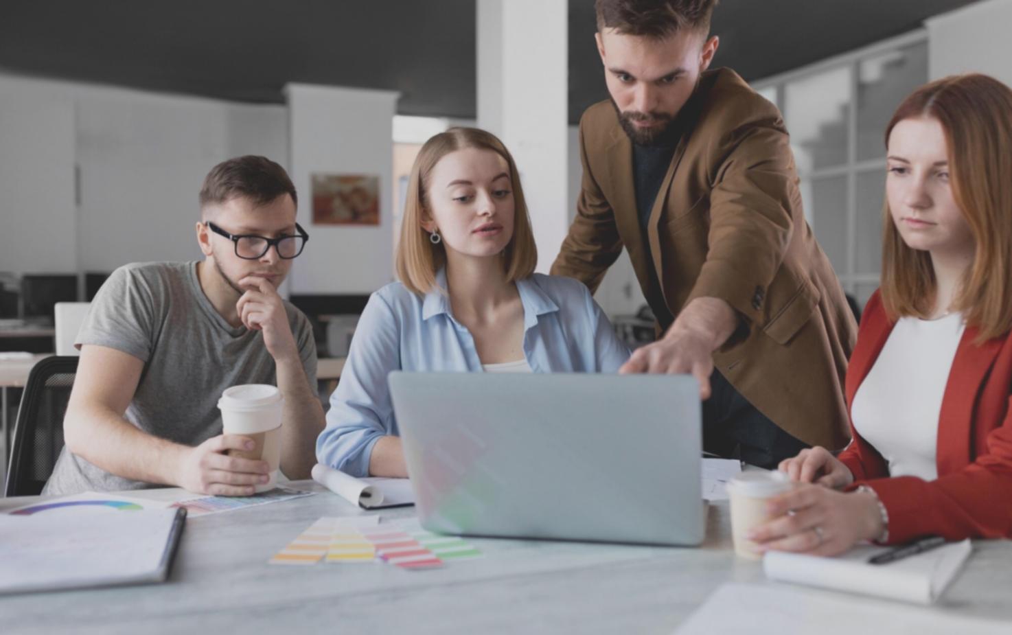 Entrepreneurs travaillant sur leur projet de création d'entreprise